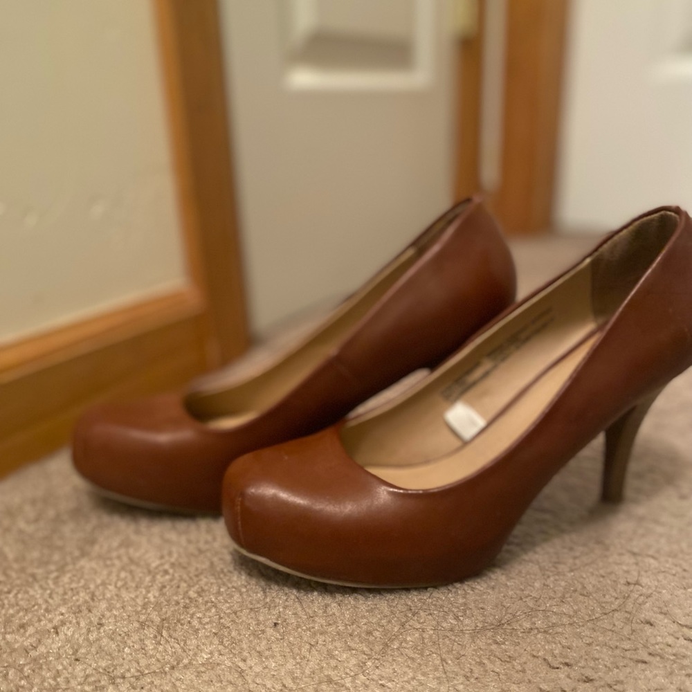 Size 7 heels. Used only a couple of times.